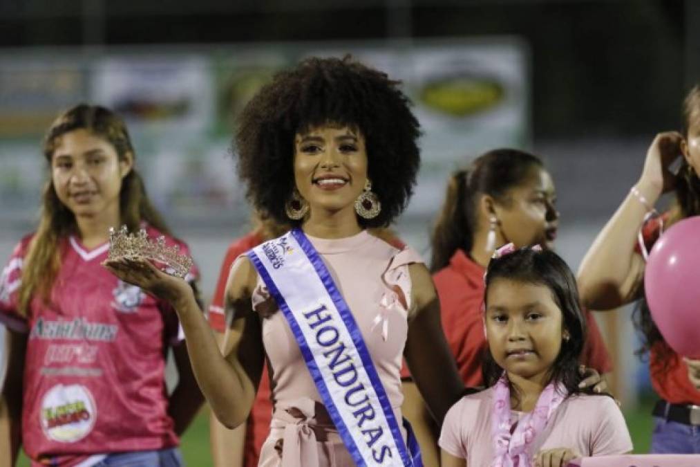 Previo al inicio del Platense vs Motagua, estas chicas adornaron con su presencia el engramillado del estadio Excélsior.