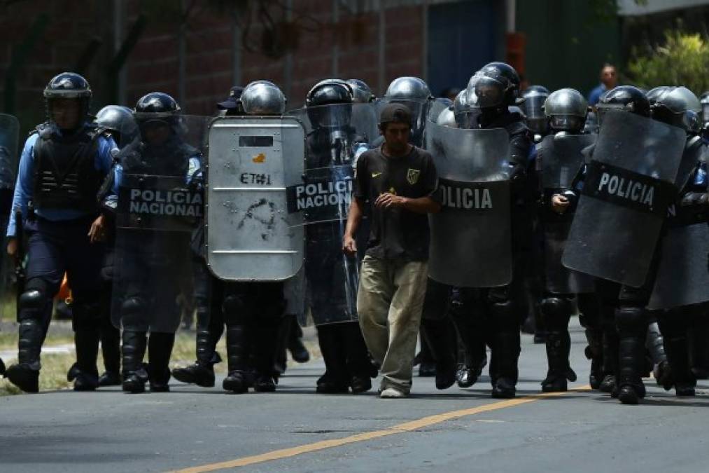 Dos de los manifestantes fueron hospitalizados con heridas de bala y tres fueron capturados, según la fuente.