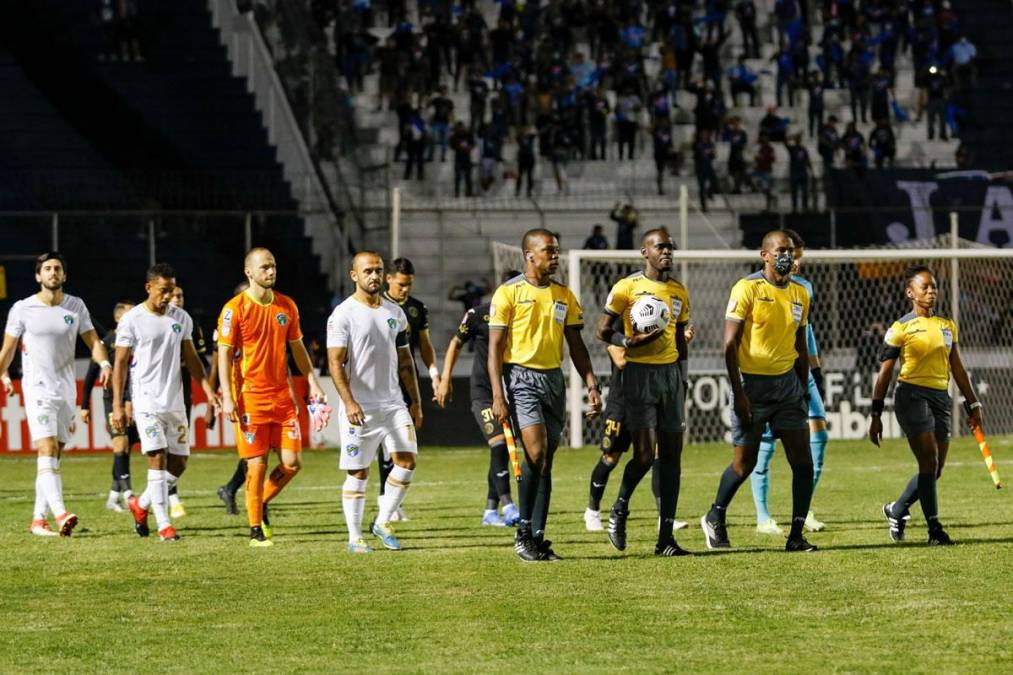 La salida de los jugadores de Motagua y Comunicaciones, junto con la cuarteta árbitral, para el partido.