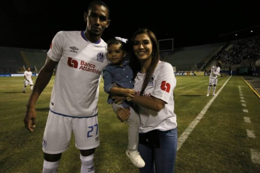 Jerry Bengtson recibió el homenaje junto a su esposa Yarely Espinal y su hija. Foto Johny Magallanes