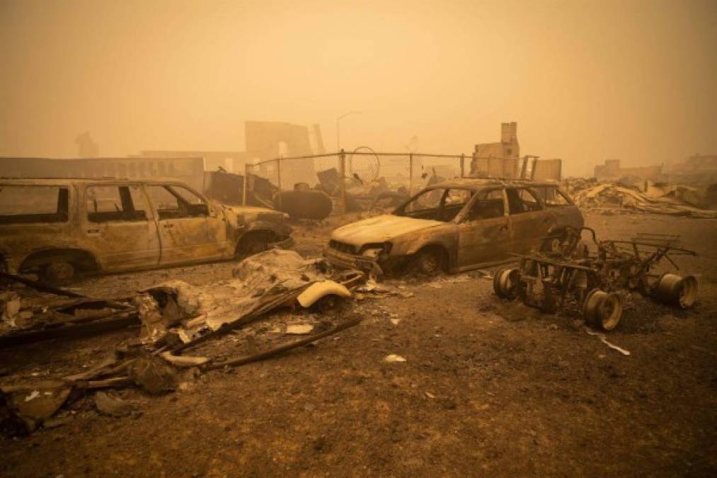 Un gigantesco incendio arrasó por completo un pueblo del norte de California, apenas unas horas después de que las autoridades obligaran a los residentes a evacuar inmediatamente sus hogares, evitando así la muerte de cientos de personas.