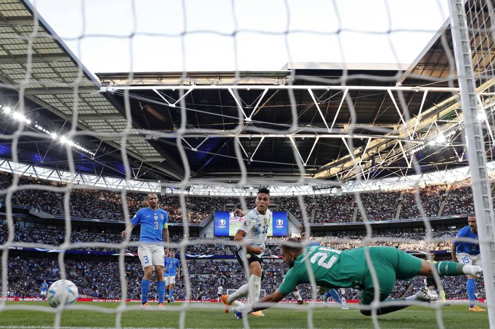 Lautaro Martínez marcando el primer gol de Argentina contra Italia en Wembley.