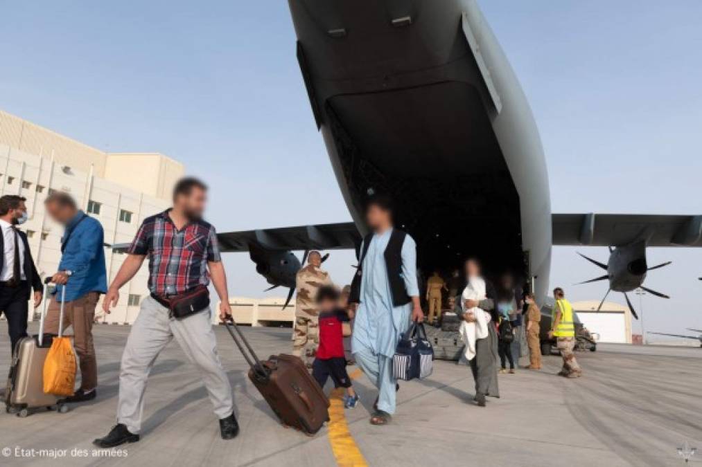 'Esta misión de evacuación es peligrosa. Implica riesgos para nuestras fuerzas armadas y se lleva a cabo en circunstancias difíciles', dijo el mandatario, criticado por el caos de una operación dificultada por los controles de los talibanes en las inmediaciones del aeropuerto.