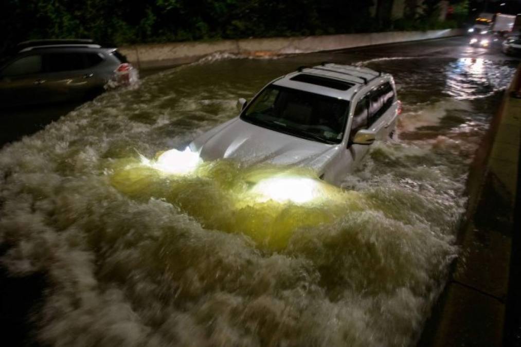 Al menos nueve personas, entre ellas un niño de 2 años, han muerto en las últimas horas a consecuencia de las fuertes tormentas que sacuden los estados de Nueva Jersey y Nueva York, en la costa este de Estados Unidos, informaron este jueves fuentes policiales.