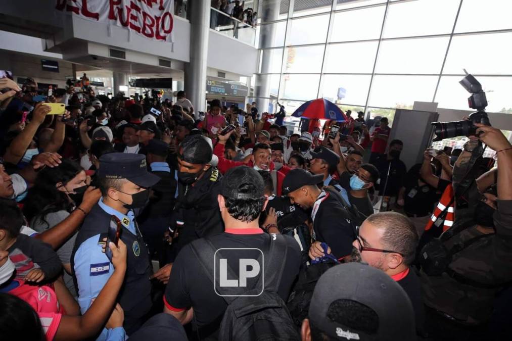 Decenas de aficionados del Olimpia se congregaron en el aeropuerto Toncontín de Tegucigalpa para darle un cariñoso recibimiento a los campeones de la Liga Concacaf.