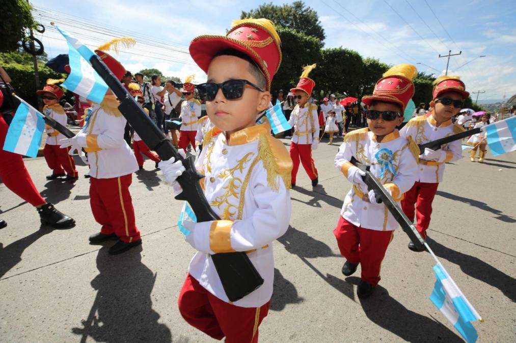 Niños cadetes posan en el 202 l aniversario de Independencia Patria este 2023.
