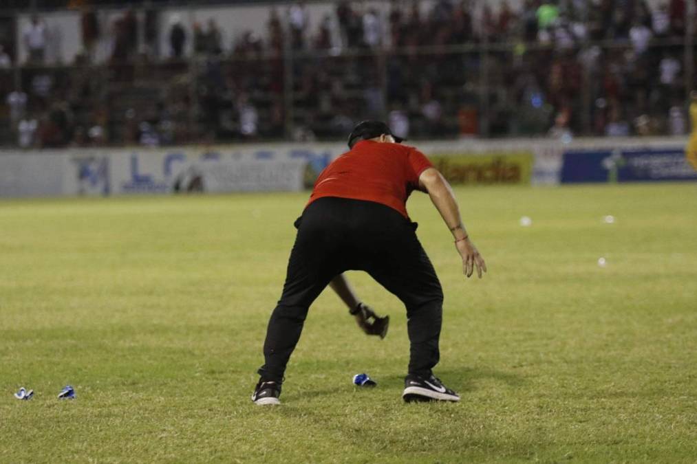 Martín ‘Tato’ García, entrenador del Club Atlético Independiente de Siguatepeque, reaccionó muy enfadado luego de que les tiraran piedras desde las gradas.