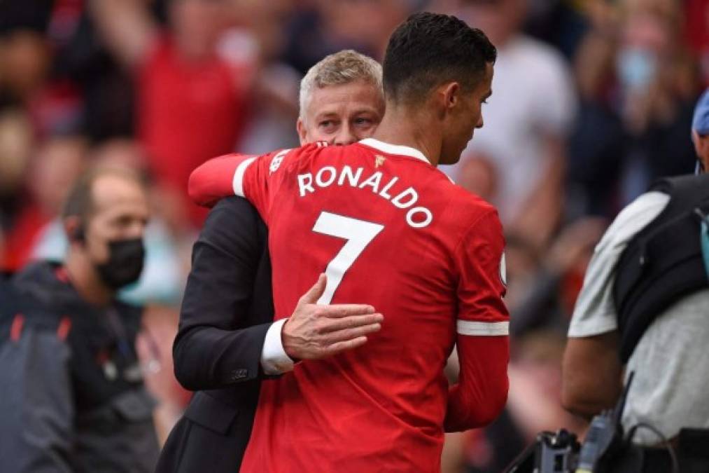 Ole Gunnar Solskjær felicitando a Cristiano Ronaldo tras el final del juego.