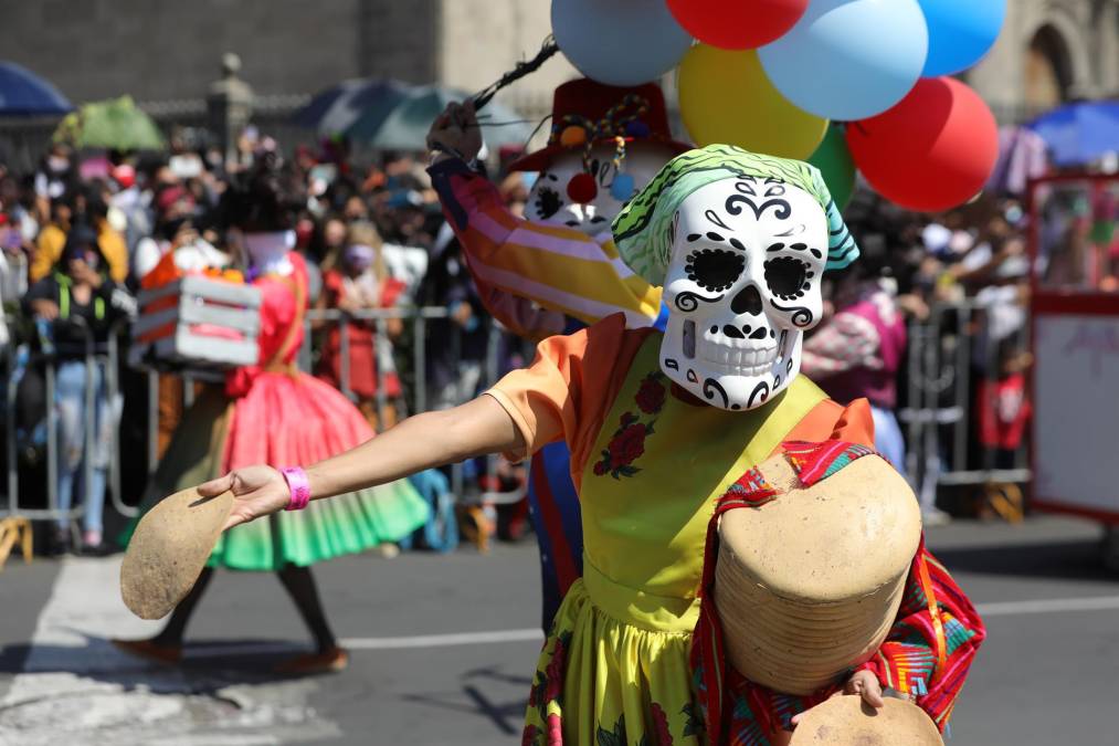 Considerado el desfile del Día de Muertos más grande hasta la fecha, contó con diez carrozas alegóricas y un millar de participantes, como estrellas musicales y 350 bailarines y acróbatas.