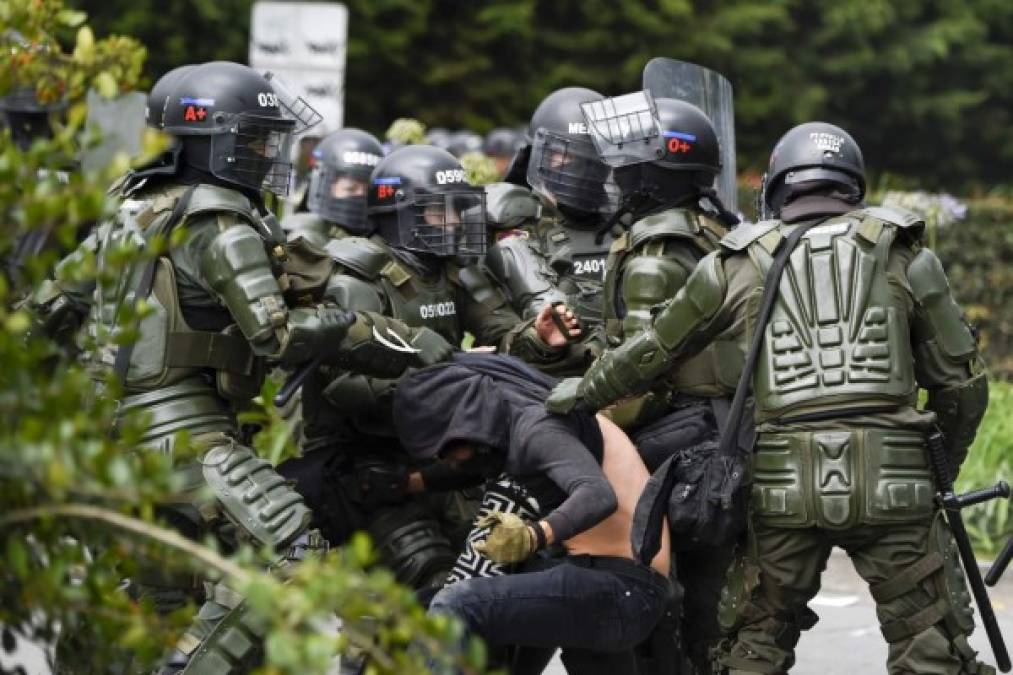 En la arremetida, algunos manifestantes intentaron detener a los vándalos, pero fueron superados por estos, que además atacaron comercios situados a lo largo de las carreras séptima y octava, en el centro de la ciudad.