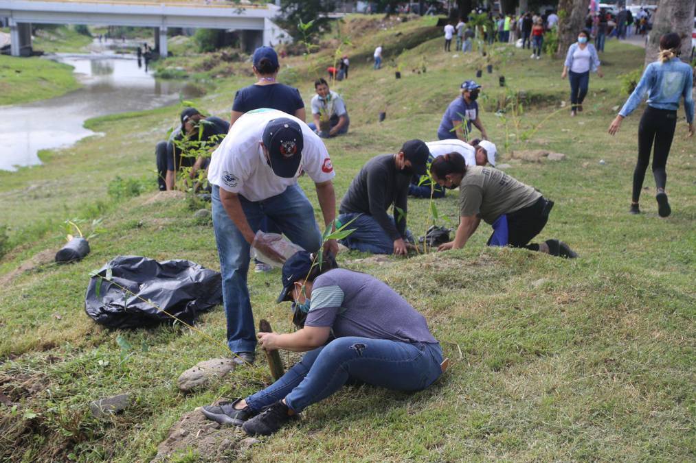 Contreras resaltó el apoyo que brindan los vecinos del bordo y de un grupo de voluntarios municipales que colaboran para mantener limpio el río Bermejo, donde ahora el agua luce cristalina.