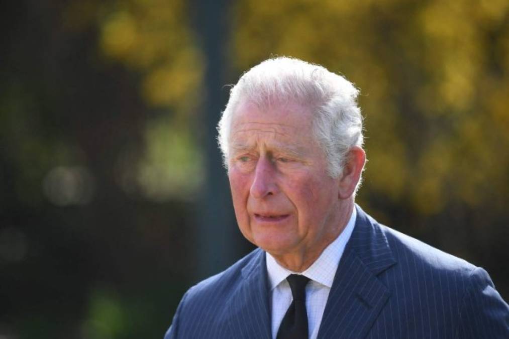 El príncipe Carlos, heredero al trono británico, y su esposa Camila, la duquesa de Cornualles, acudieron este jueves a ver los tributos florales dejados por decenas de ciudadanos en Londres en memoria del duque de Edimburgo.