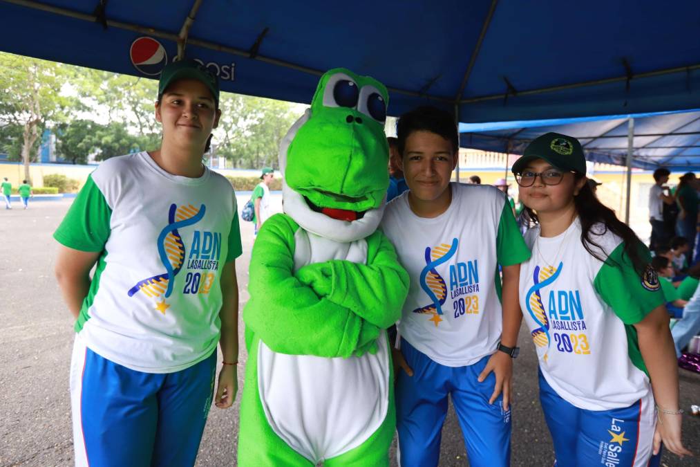 Ximena Mejía, mascota del equipo verde Yoshi, Javier Martínez y Helena Sabillón-Chiang.