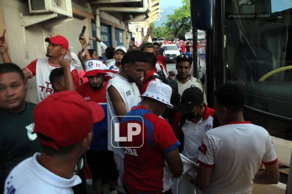 La afición olimpista recibió al plantel de jugadores a su llegada al estadio Ceibeño.