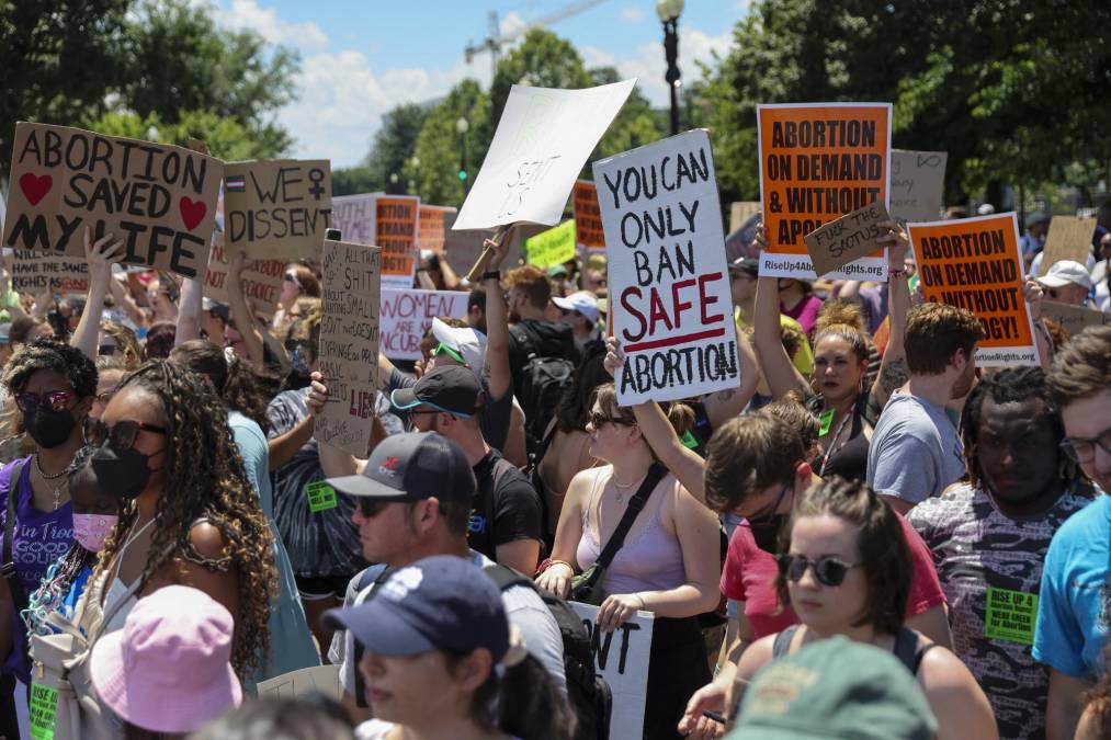 Los partidarios del derecho al aborto se movilizaron el sábado por todo Estados Unidos en el segundo día de protestas contra la decisión pulverizante de la Corte Suprema, mientras los estados conservadores comienzan a prohibir las interrupciones voluntarias de embarazos.