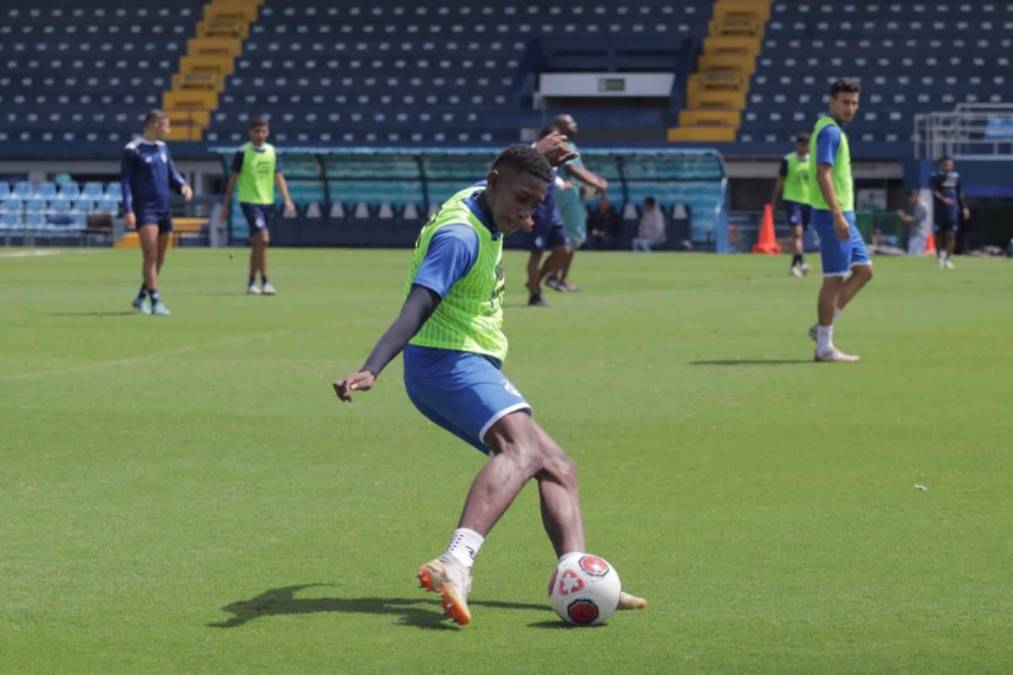 El joven mediocampista Alenis Valentín, de 18 años, es nuevo legionario tras firmar contrato profesional con el Cartaginés de Costa Rica. El jugador se formó en las inferiores del Olimpia y está entrenando en el club tico desde octubre del 2022.