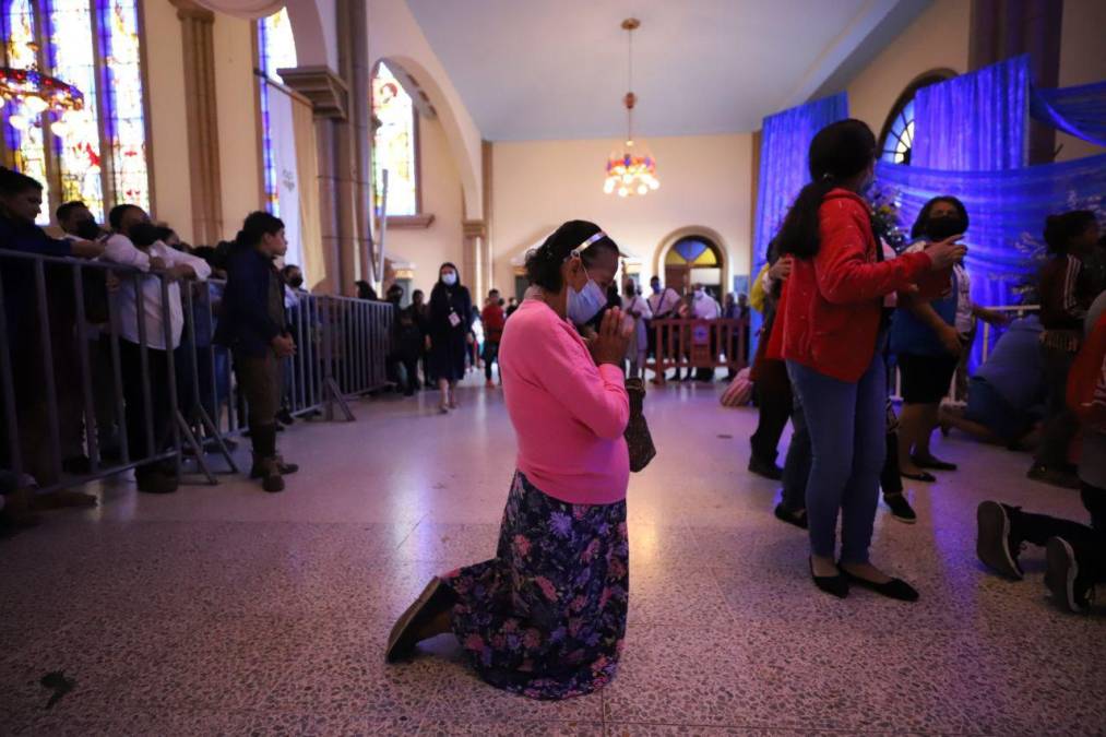 Una señora ora frente a la imagen de la Virgen de Suyapa en la Basílica Menor Nuestra Señora de Suyapa en Tegucigalpa.