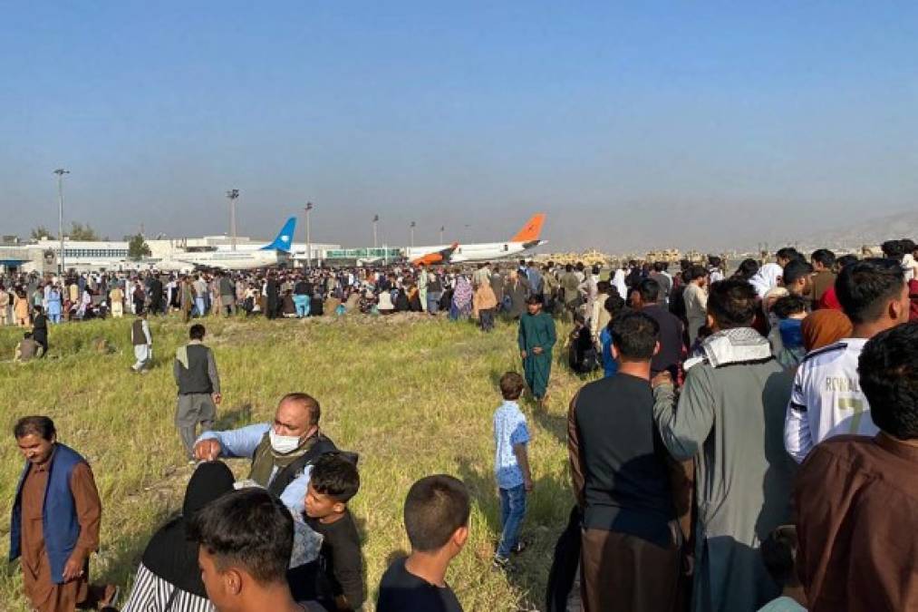 Cientos de afganos siguen en el aeropuerto esperando poder ser evacuados.