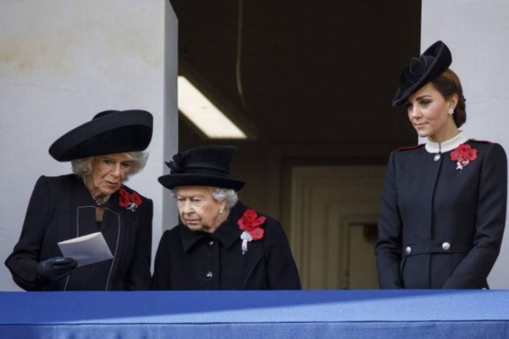 La reina estuvo en el balcón acompañada por Camilla, duquesa de Cornualles, esposa del príncipe de Gales; y la duquesa de Cambridge, Catalina, mujer del príncipe Guillermo.
