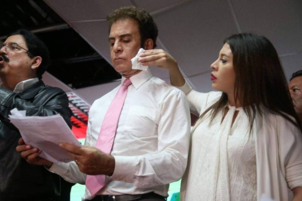 Iroshka Elvir, esposa de Salvador Nasralla, ha acaparado la atención en las redes sociales tras viralizarse su reacción durante la conferencia de prensa brindada por el candidato presidencial de la Alianza, en la que afirmó que no reconocerá los resultados oficiales del Tribunal Supremo Electoral.