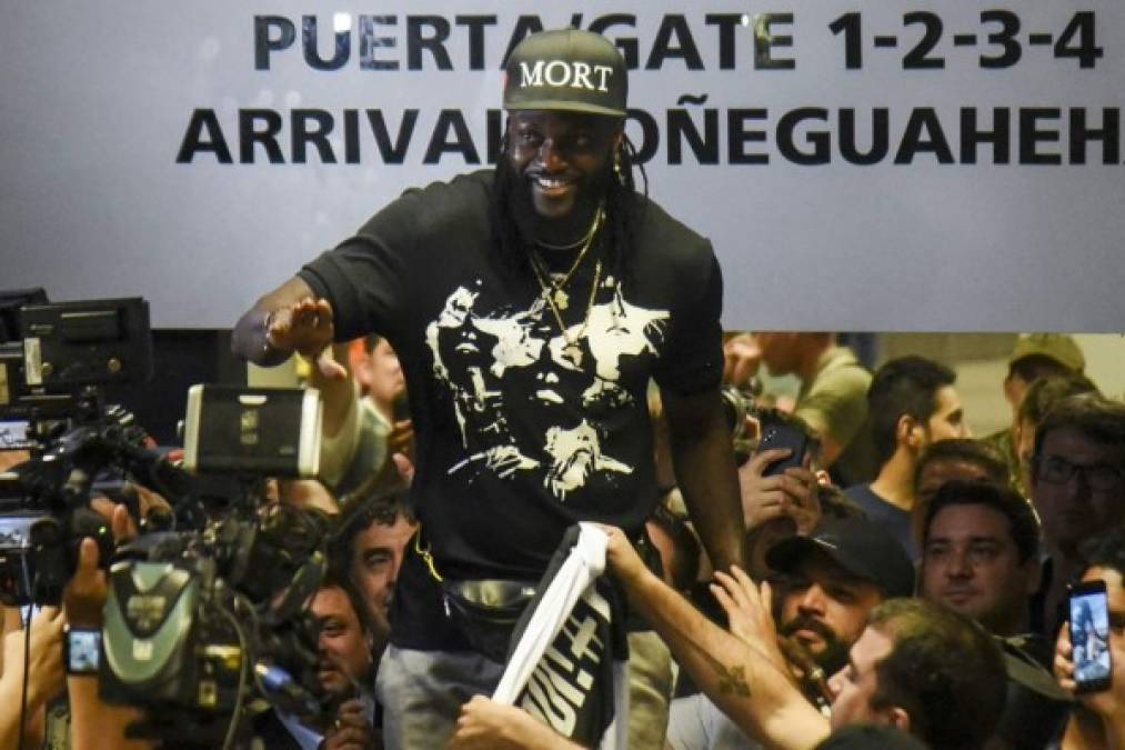 Adebayor se mostró muy contento de la bienvenida que le dieron los aficionados del Olimpia de Paraguay.