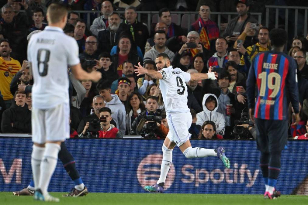 La celebración Karim Benzema tras marcar su primer gol del Clásico y el 0-2 del Real Madrid ante el Barcelona.