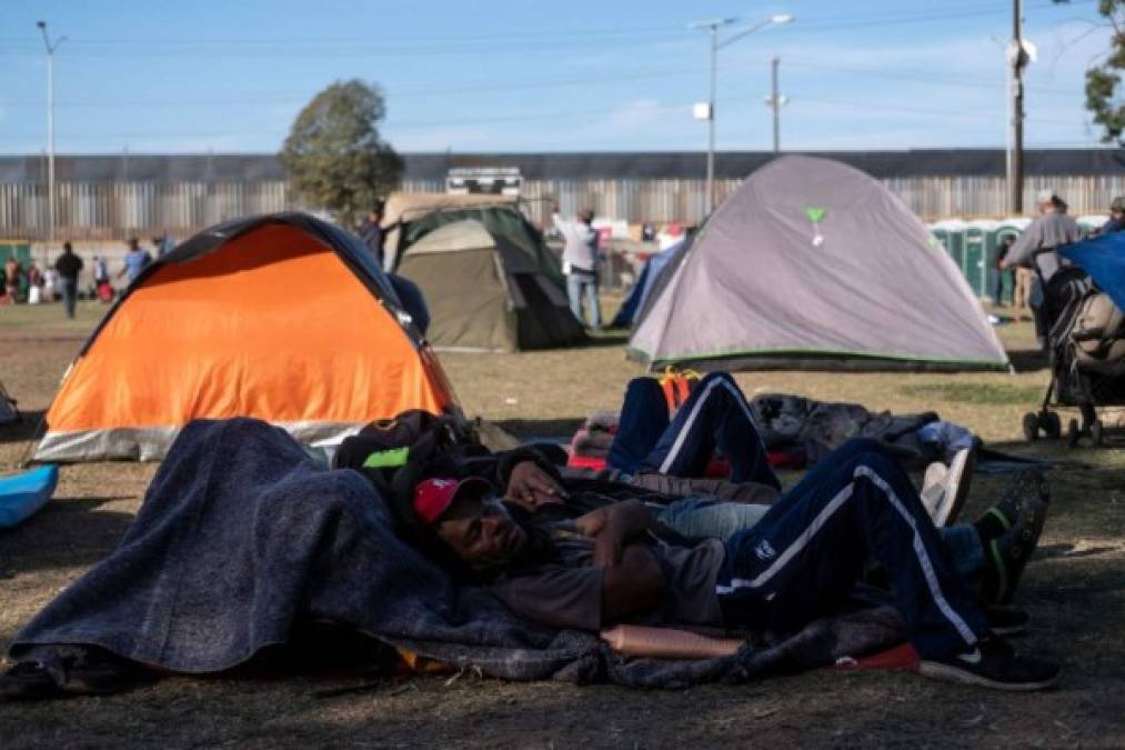 Tras más de 30 días de viaje y 4,000 kilómetros de travesía, desde la frontera sur de México, los migrantes se instalaron en un improvisado campamento en Tijuana, donde tendrían que esperar varios meses a que las autoridades estadounidenses definan si les darán asilo, en tanto, tienen que lidiar con el racismo, la discriminación y la xenofobia de los residentes de ese estado.