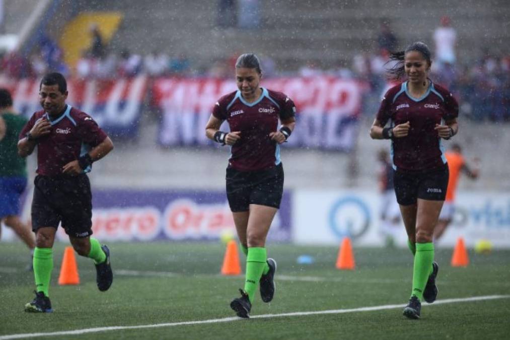 Antes del partido, cuando calentaban los árbitros y jugadores, empezó a llover en la ciudad de Choluteca.