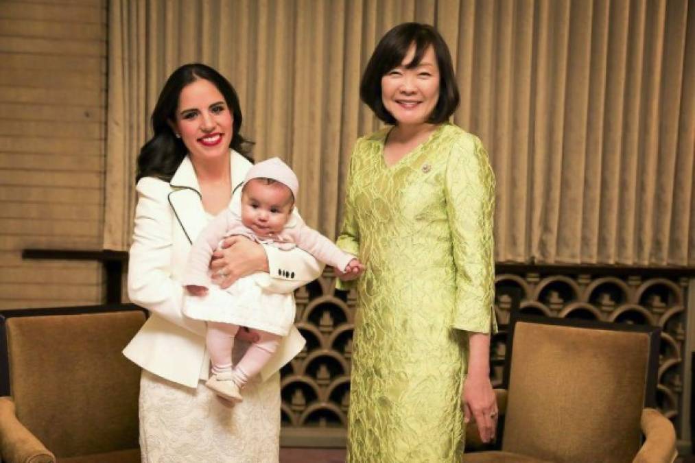 La pequeña Layla ha acompañado a su madre a varios eventos organizados por las autoridades de Japón y China para homenajear a la familia presidencial salvadoreña.