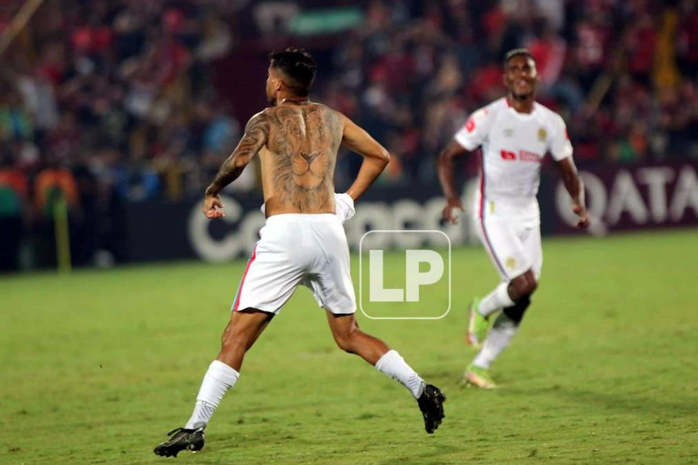 Gabriel Araújo Carvalho se quitó la camiseta para celebrar su gol que le dio el título de la Liga Concacaf al Olimpia.