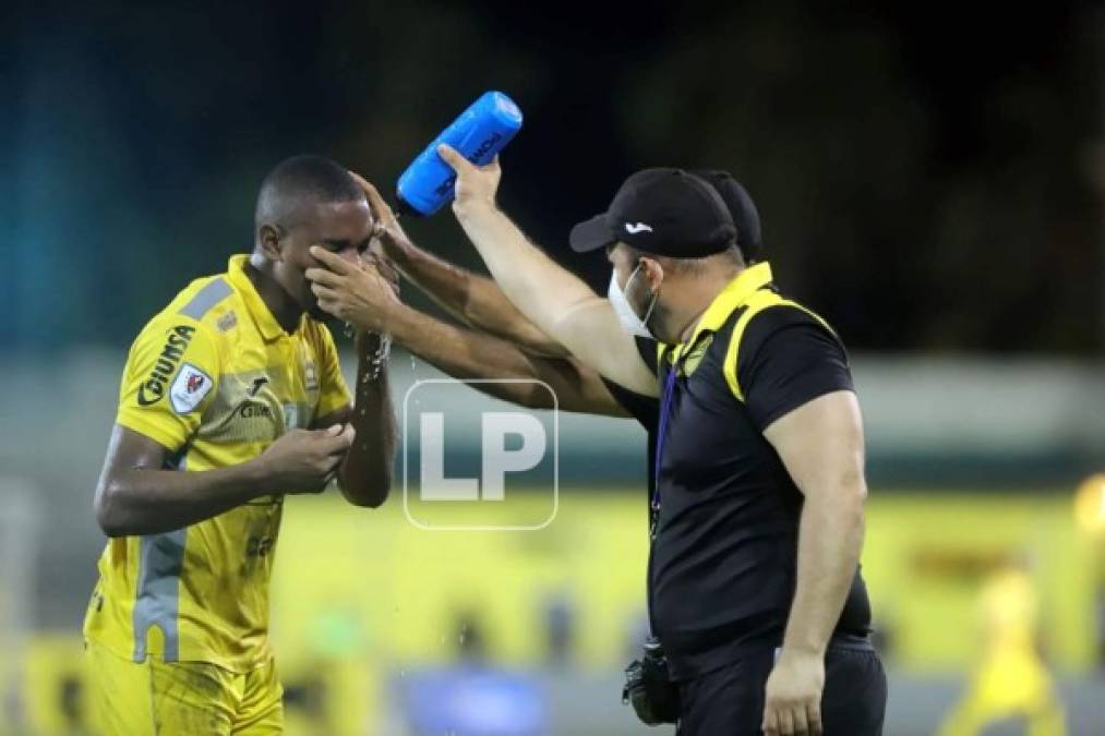 Yeison Mejía, del Real España, siendo atendido por los médicos del equipo tras recibir un golpe en el juego ante los progreseños.