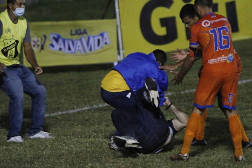 Los miembros de ambos clubes se fueron a los golpes en plena cancha del Micheletti.