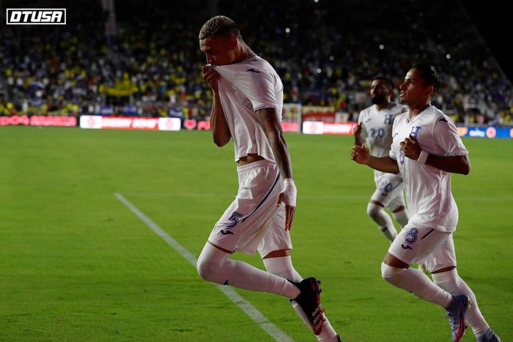 Kervin Arriaga celebrando su gol de penal ante Colombia.