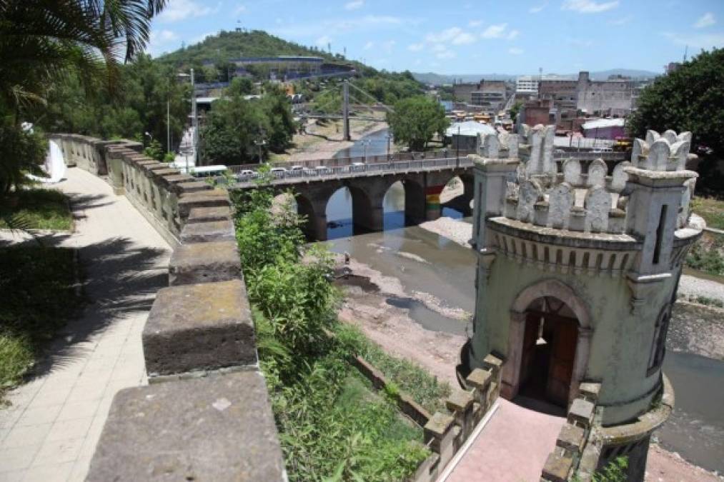 El imponente edificio ubicado en el viejo casco de Tegucigalpa ocupa un terreno de unas 7 mil quinientas varas cuadradas a la derecha del río Choluteca.