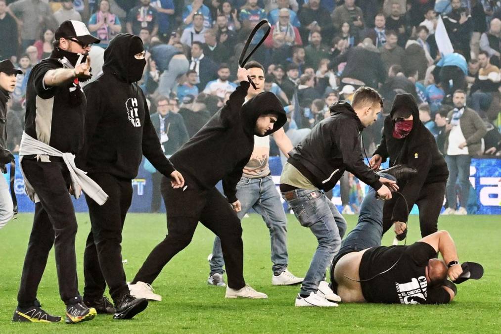 Aficionados del Udinese agredieron a hinchas del Napoli en la invasión de campo en el Stadio Friuli.