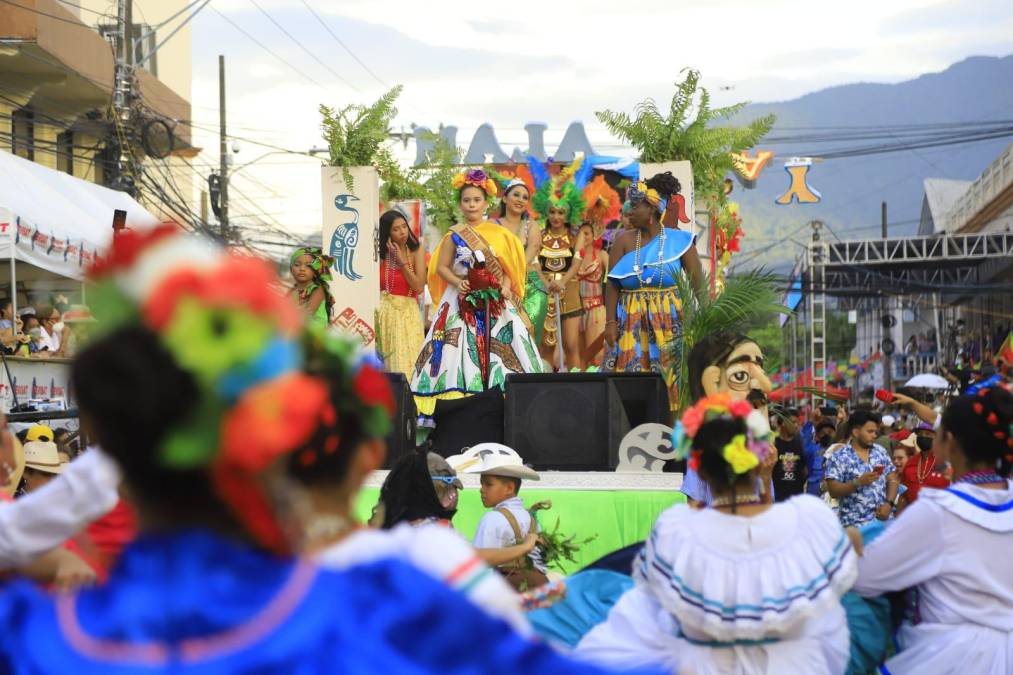 Siete grupos de la comunidad integraron una comparsa desde la que manifestaron su música, baile, folclore y tradición al ritmo de instrumentos autóctonos.