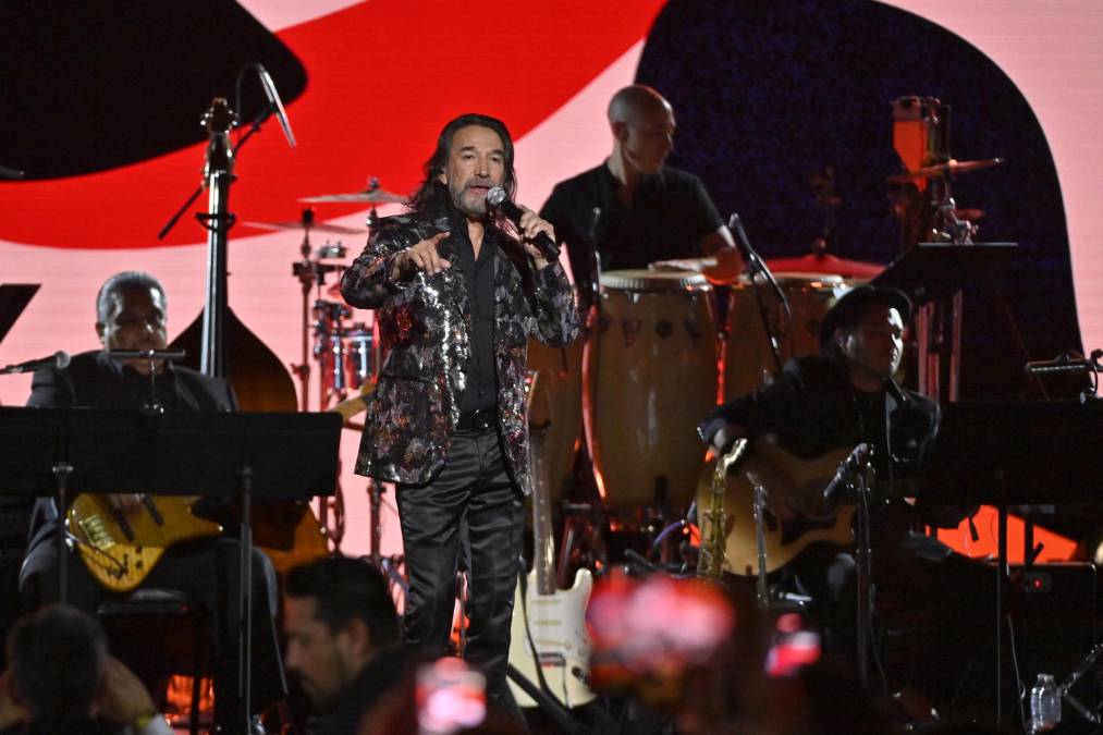 Para sorpresa de los presentes, fue el mismo Marco Antonio quien inauguró la velada y la concluyó cantando para su familia, sus colegas, amigos y los invitados en su honor. Esto es algo que en la historia de las ceremonias de la Persona del Año jamás había ocurrido porque lo usual es que los colegas comenzaban cantándole al homenajeado y luego la Persona del Año cerraba la velada cantando. 