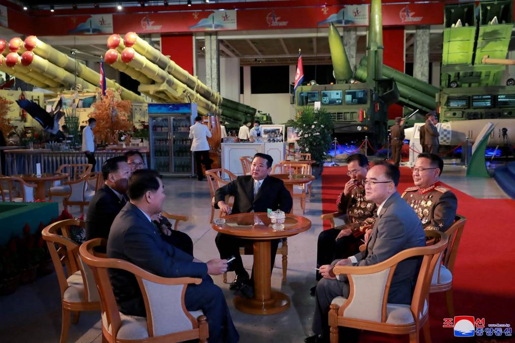 A la exhibición acudieron junto a Kim Jong-un su hermana, Kim Yo-jong, miembros del presidium del politburó como Jo Jong-won o Choe Ryong-hae, y figuras clave del programa armamentístico norcoreano como Jang Chang-ha o Kim Jong-sik.