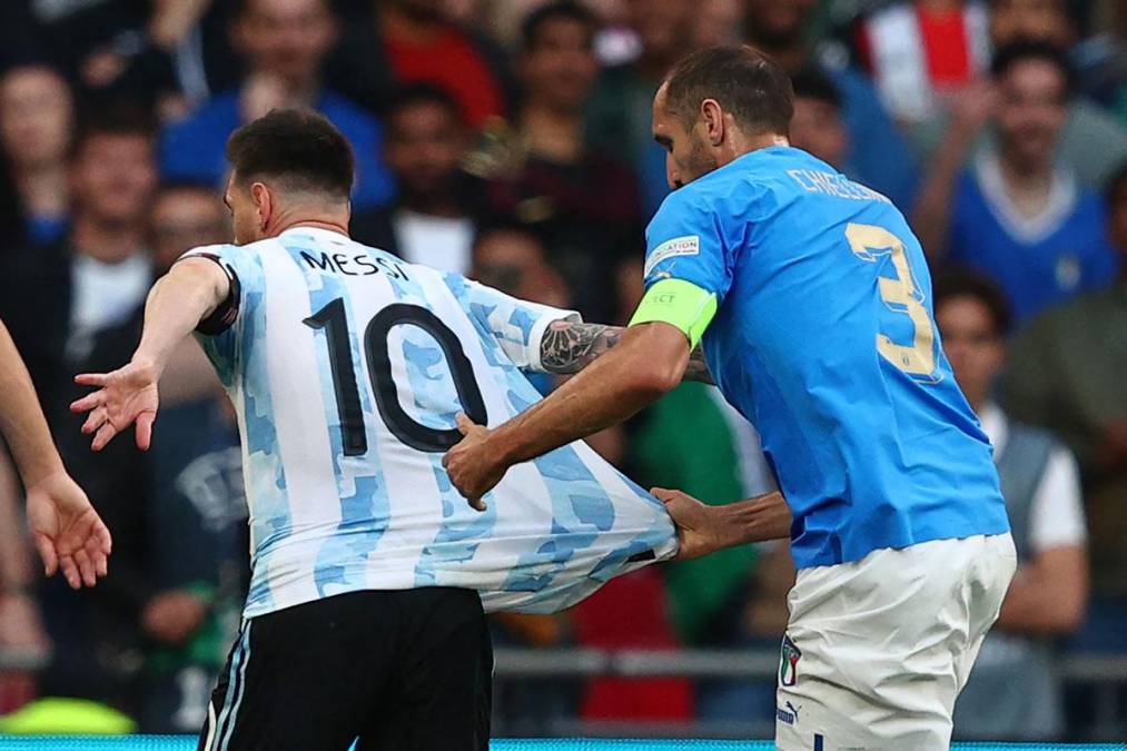 Giorgio Chiellini tenía que sujetar de la camiseta a Messi para intentar frenarlo.