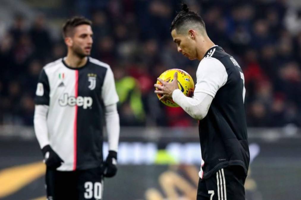 Cristiano Ronaldo besó el balón antes de lanzar el penal. Foto AFP