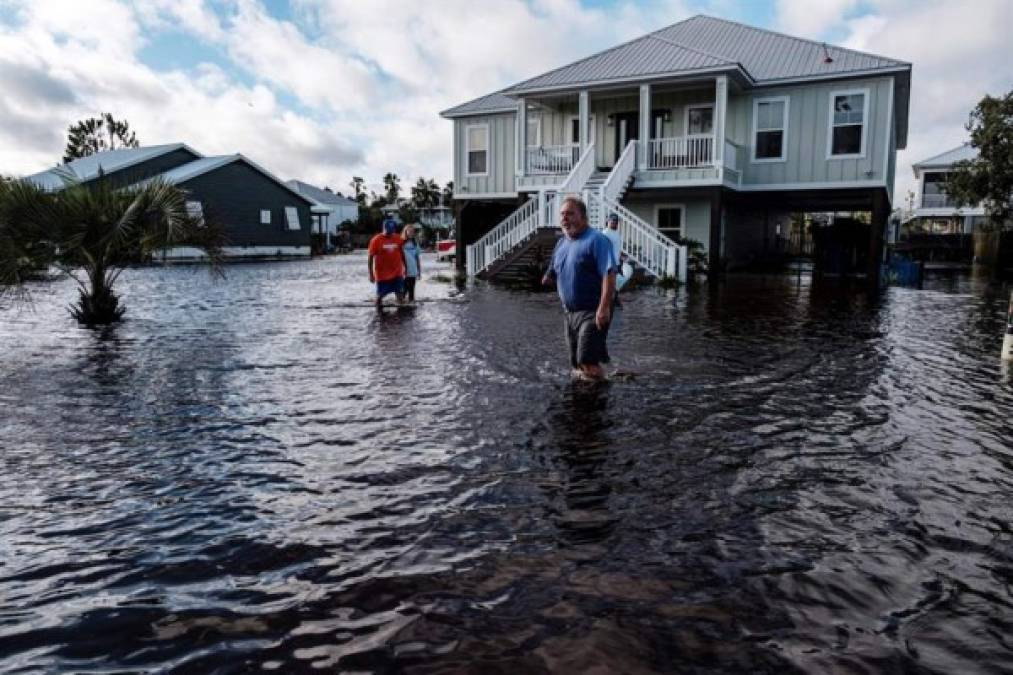 Sally, degradado de huracán a tormenta tropical, continuó este jueves causando inundaciones en la costa del Golfo, desde Misisipi a Florida, en su avance hacia el nordeste de Estados Unidos, cuando ya se ha reportado un muerto y un desaparecido debido a sus efectos devastadores.