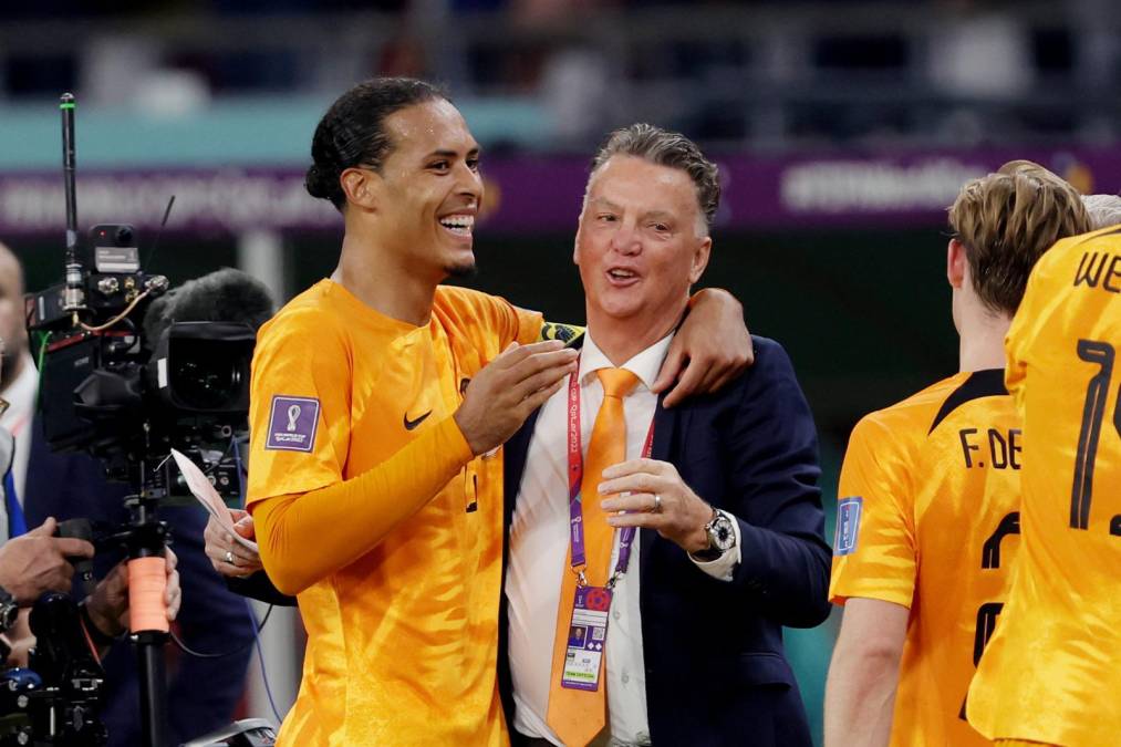 Virgil van Dijk se abraza con Louis van Gaal en los festejos de Países Bajos por clasificar a cuartos de final del Mundial de Qatar 2022.