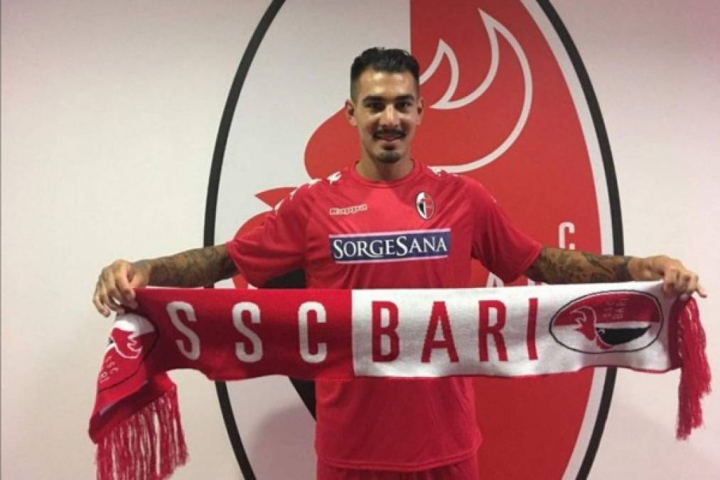 El Napoli ficha al delantero argentino Franco Ferrari y lo cede al Bari por dos temporadas.