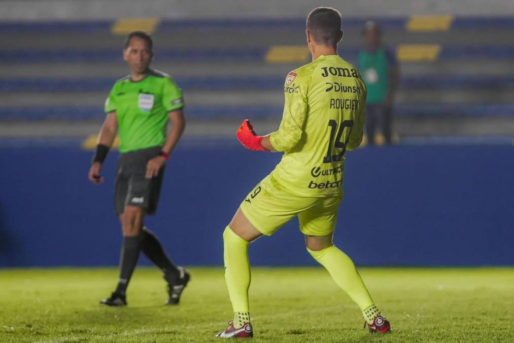 Jonathan Rougier detuvo el penal decisivo del Tauro FC y metió al Motagua en semifinales. Así lo celebró el portero argentino, nacionalizado hondureño.