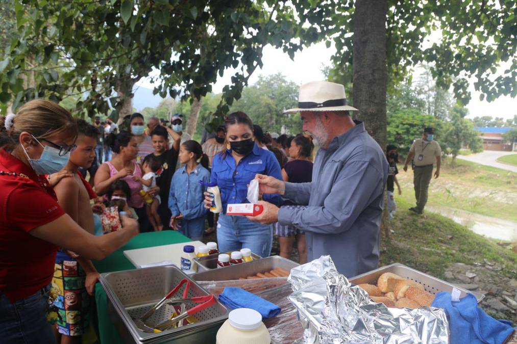 Agregó que “podemos ver ahora un río más cristalino y hemos venido con las recreovías a celebrar con ellos con comida, piñatas, una celebración completa”.