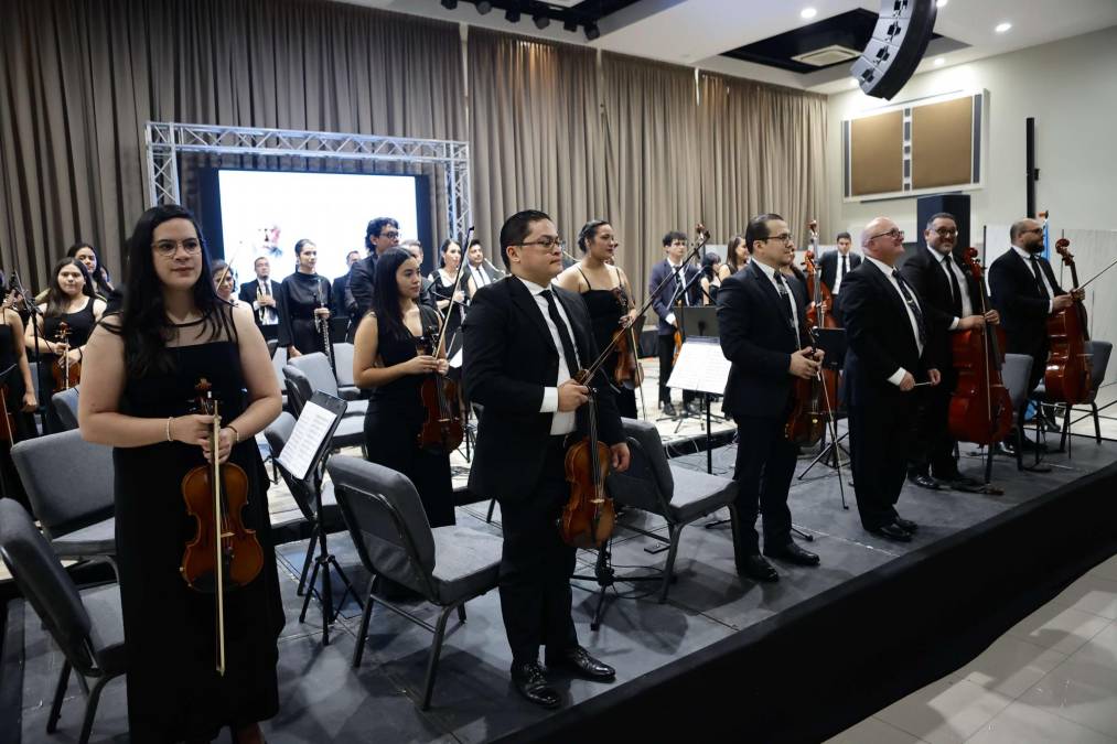 Los integrantes de la OSVS fueron ovacionados al concluir el espectáculo. Vale destacar que esta orquesta recién fue formada en Enero de 2023 por un grupo de ex-alumnos de las prestigiosas escuelas de Música Victoriano López, la Escuela Nacional de Música y el Conservatorio Nacional Fco. Díaz Zelaya.