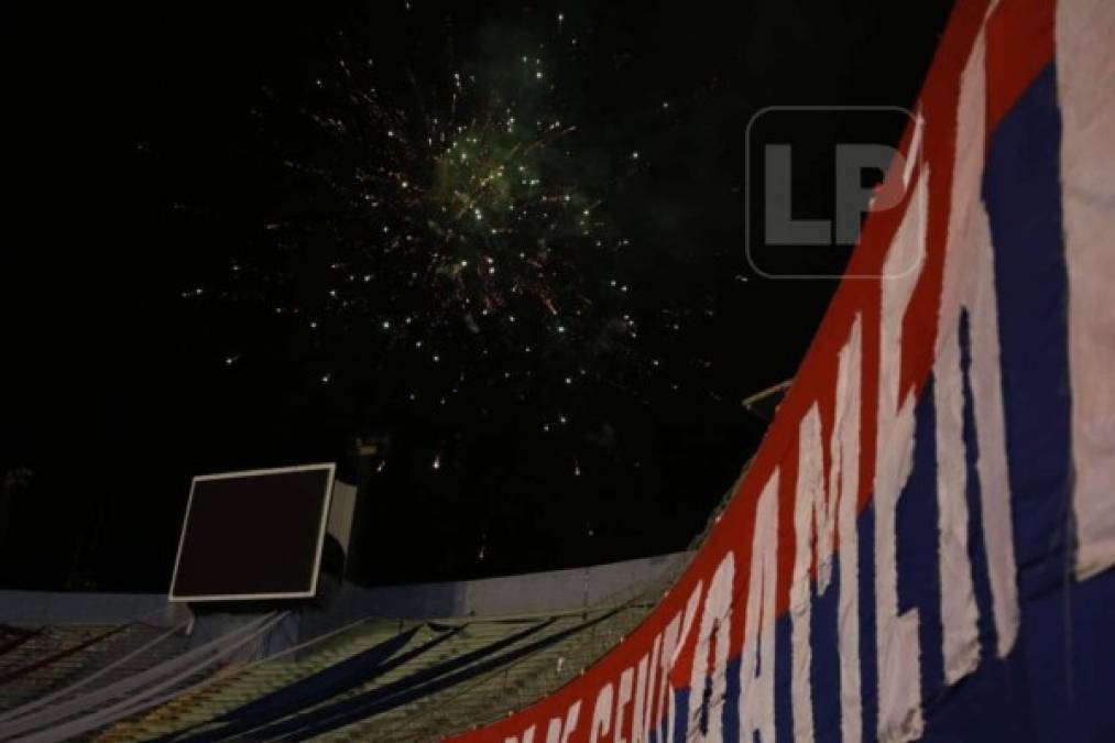 La Ultra Fiel, en las afueras del Nacional, se hizo presente con fuegos artificiales.