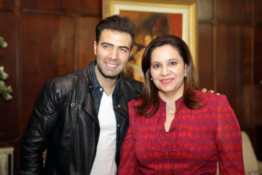 Jencarlos Canela junto a la primera dama de Honduras, Ana de Hernández. <br/><br/>