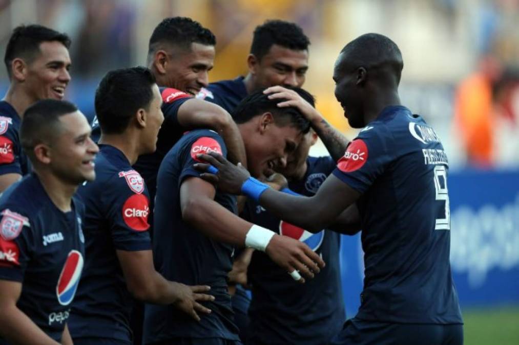 Los jugadores del Motagua felicitando a Denil Maldonado.