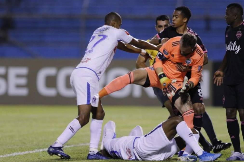 Jerry Bengtson llegó a defender a su compañero Yustin Arboleda ante los ataques de Stefan Frei.